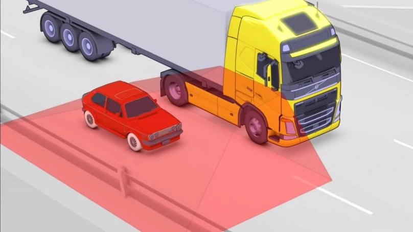 I sensori segnalano ai guidatori quando ci sono auto o biciclette fuori dal campo visivo degli specchietti