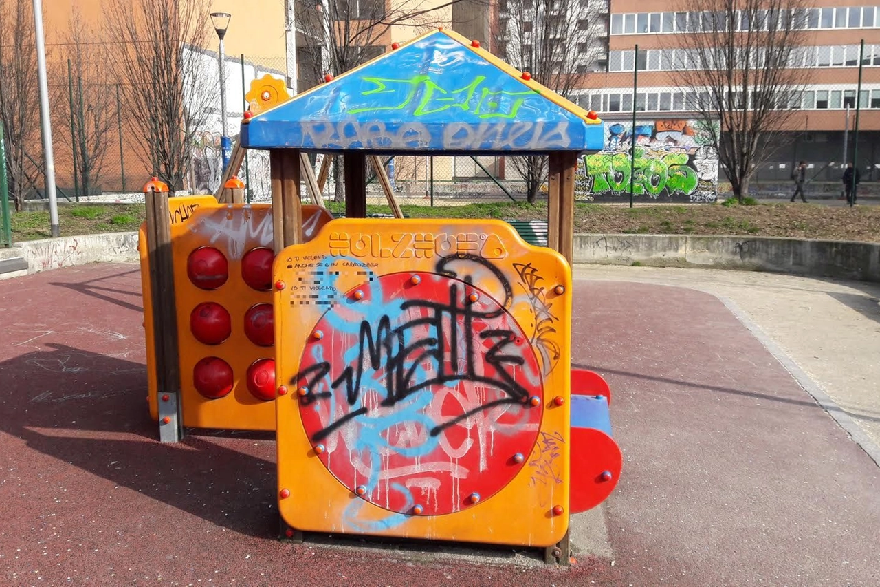 Le scritte choc apparse nel parco giochi