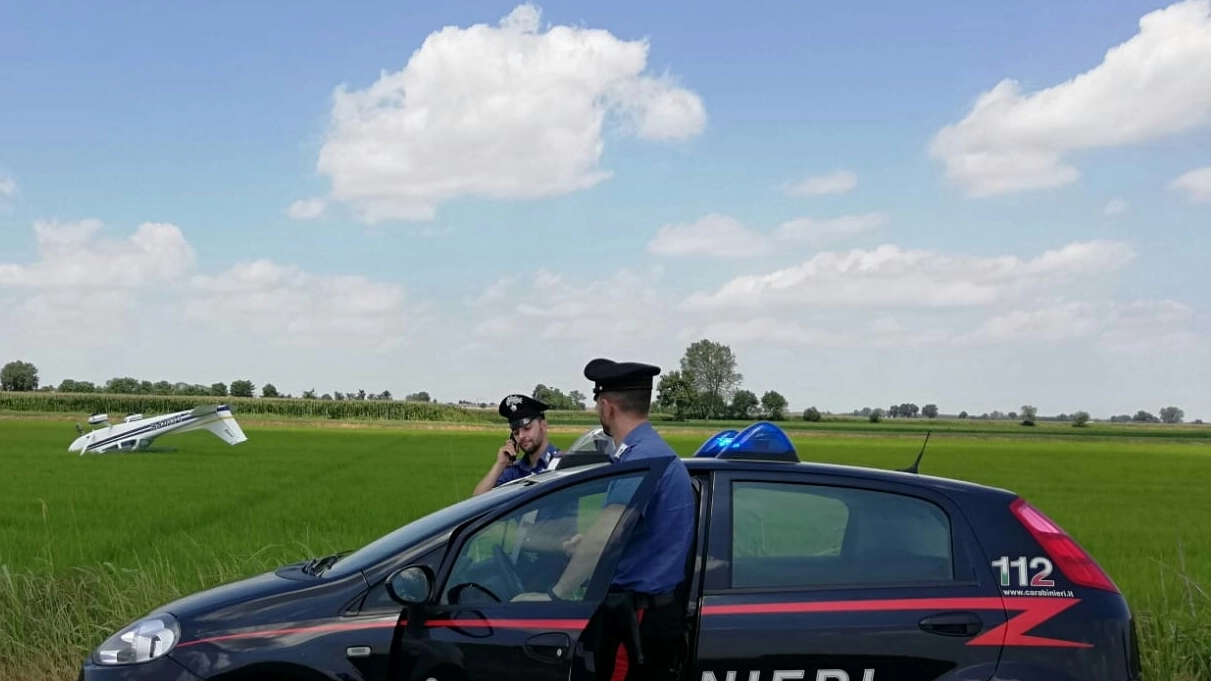 I carabinieri di Pavia sul posto dell'incidente aereo