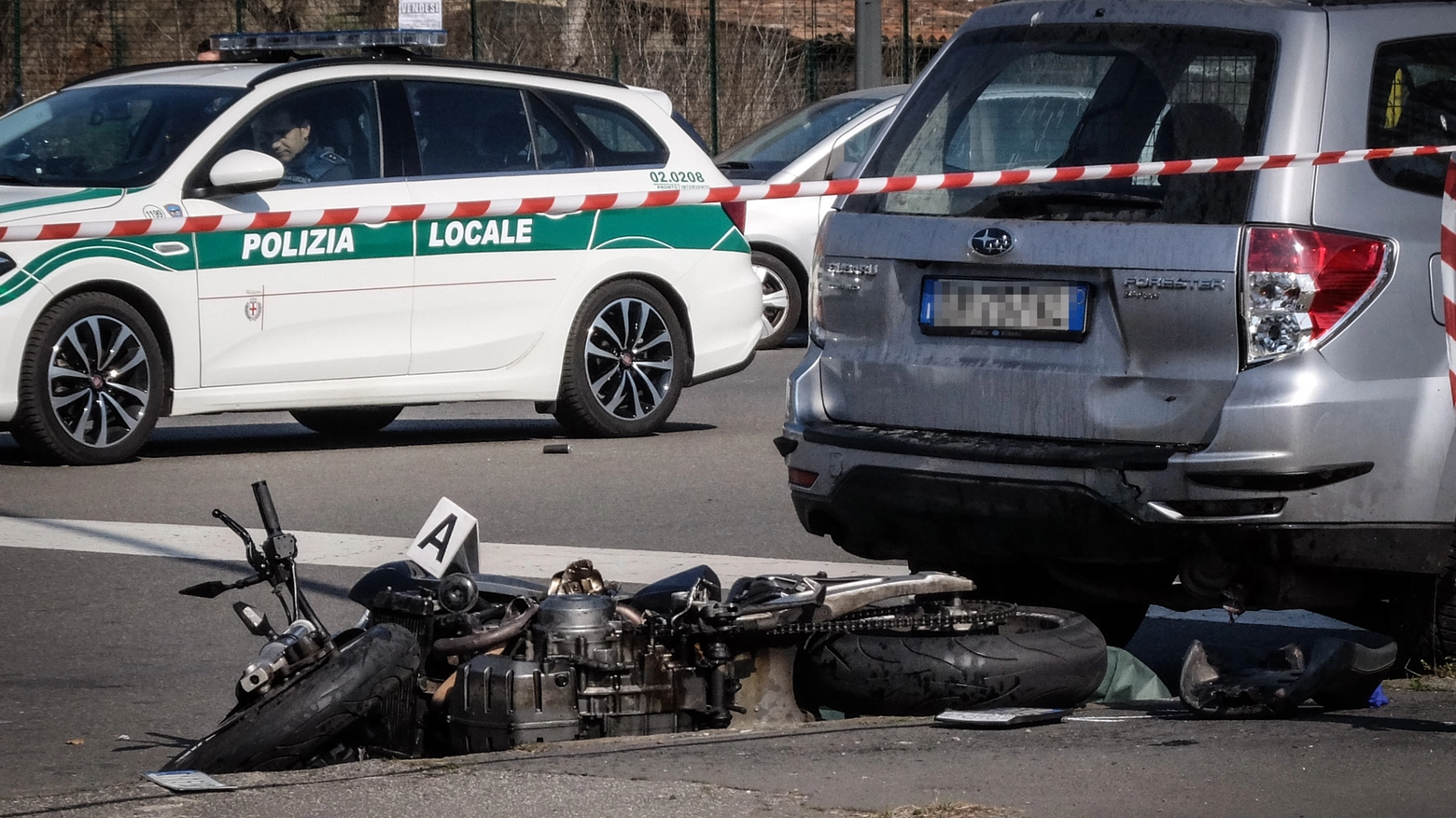 Incidente tra auto e moto a Milano
