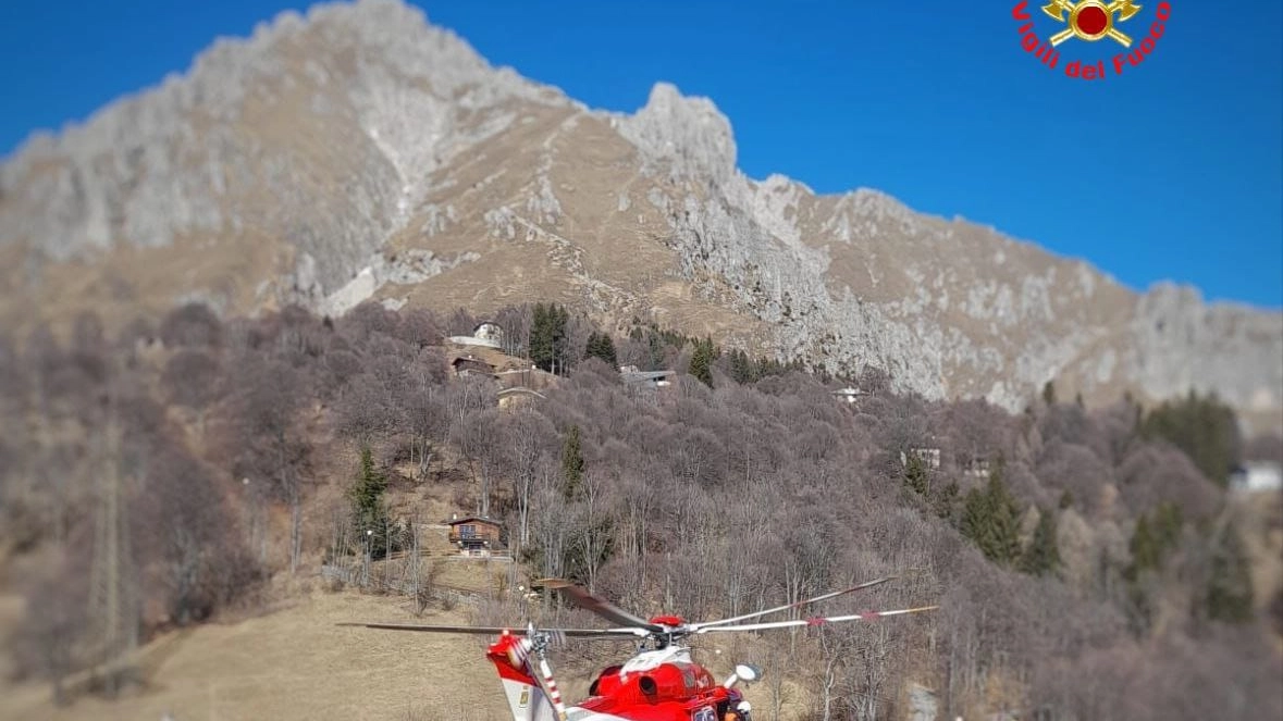 L'elicottero Drago dei vigili del fuoco intervenuto sulla Grignetta