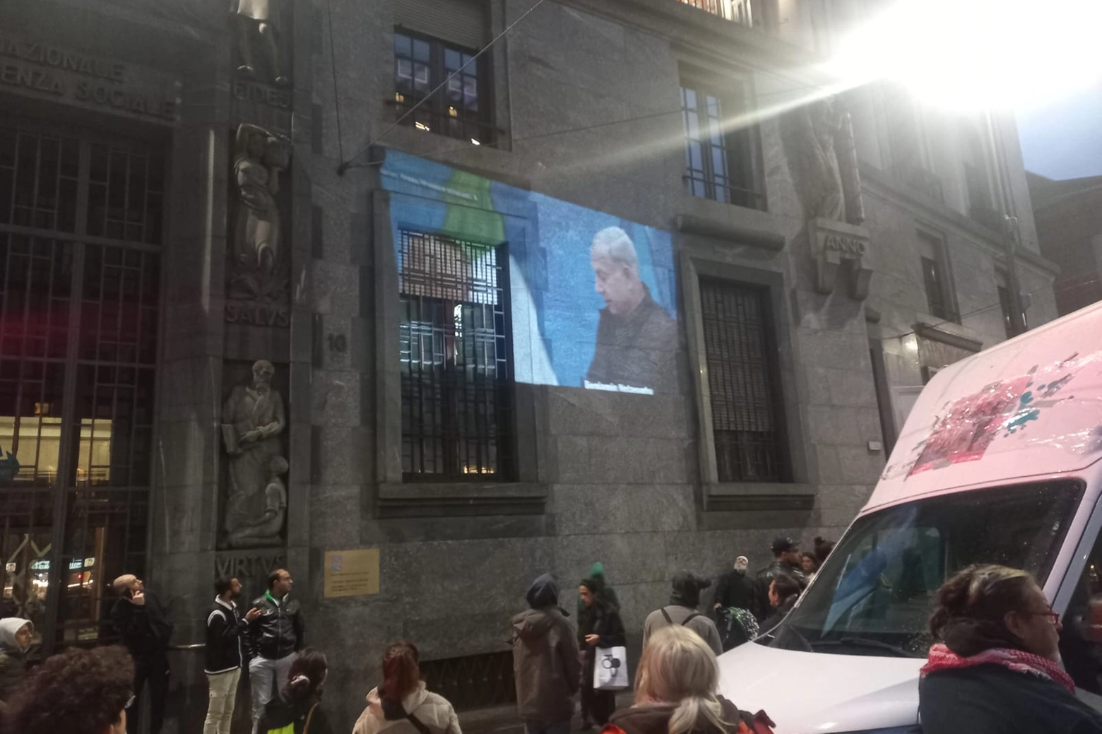 Le immagini proiettate dai manifestanti sul muro di un palazzo in piazza Missori