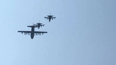 Tre aerei militari nel cielo di Milano (Foto Facebook)