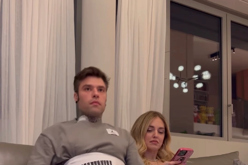 Fedez con la pancera "griffata" Chiara Ferragni