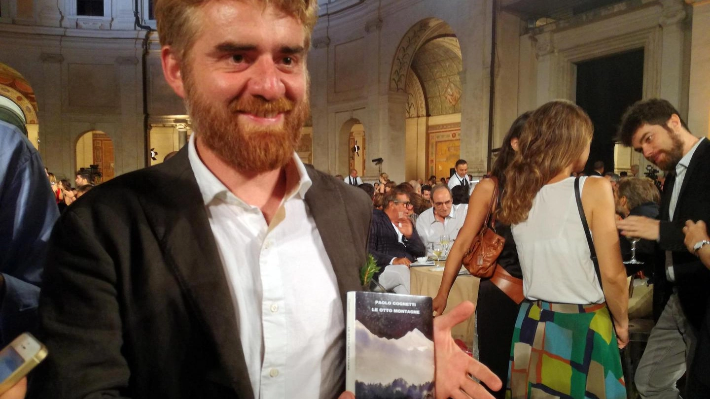 Paolo Cognetti con il suo libro vincitore del Premio Strega (Ansa)
