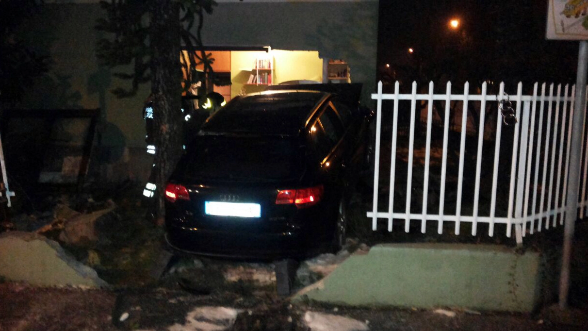 L’Audi è uscita di strada e ha sfondato la recinzione (Studionord)