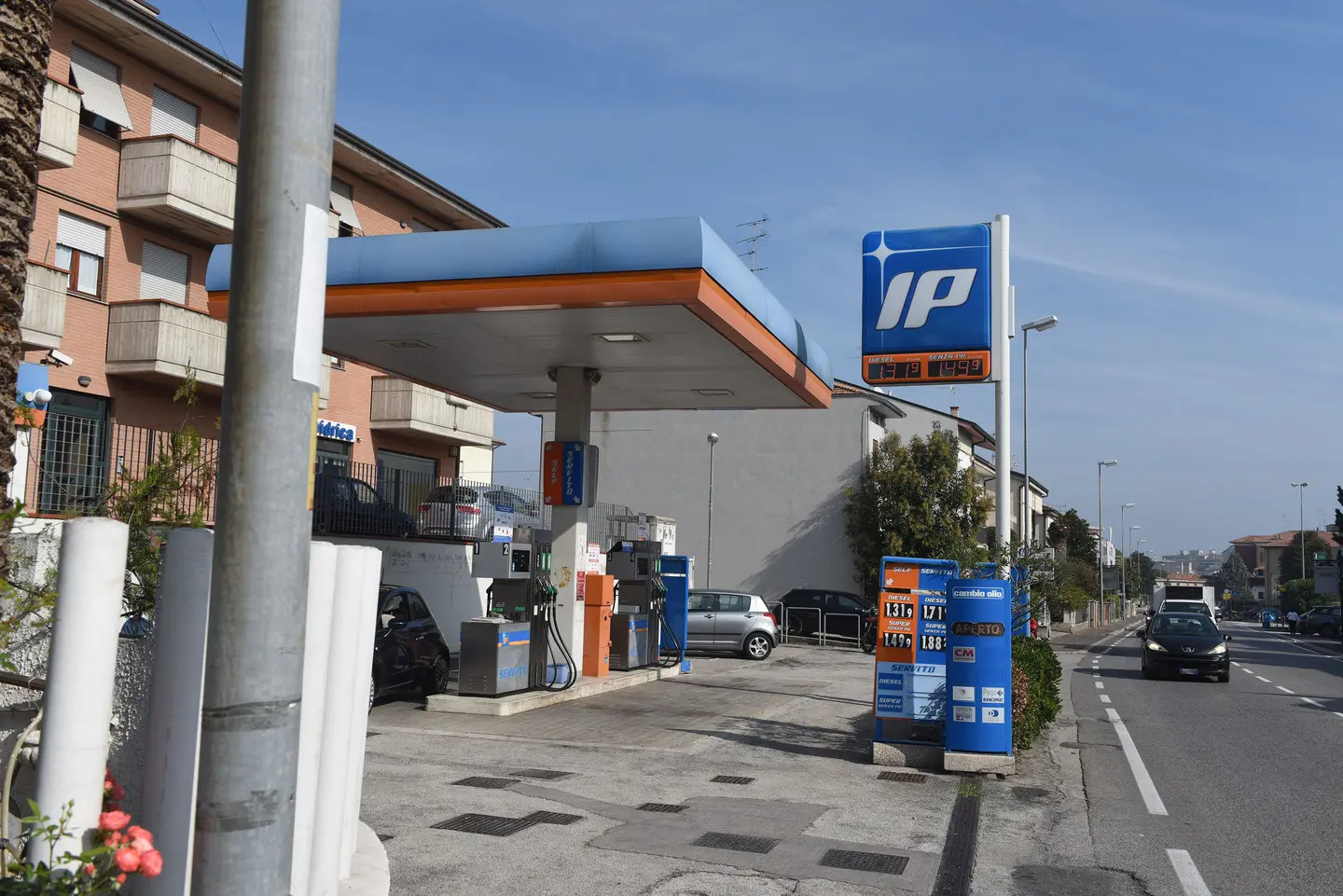 Voghera, furto al distributore di carburante: presi contanti, computer e tablet