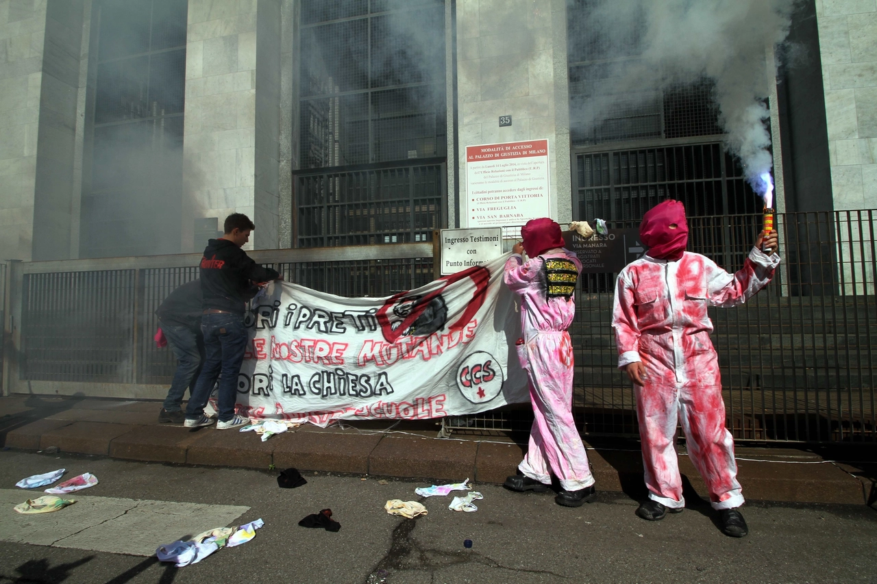 Blitz davanti al tribunale