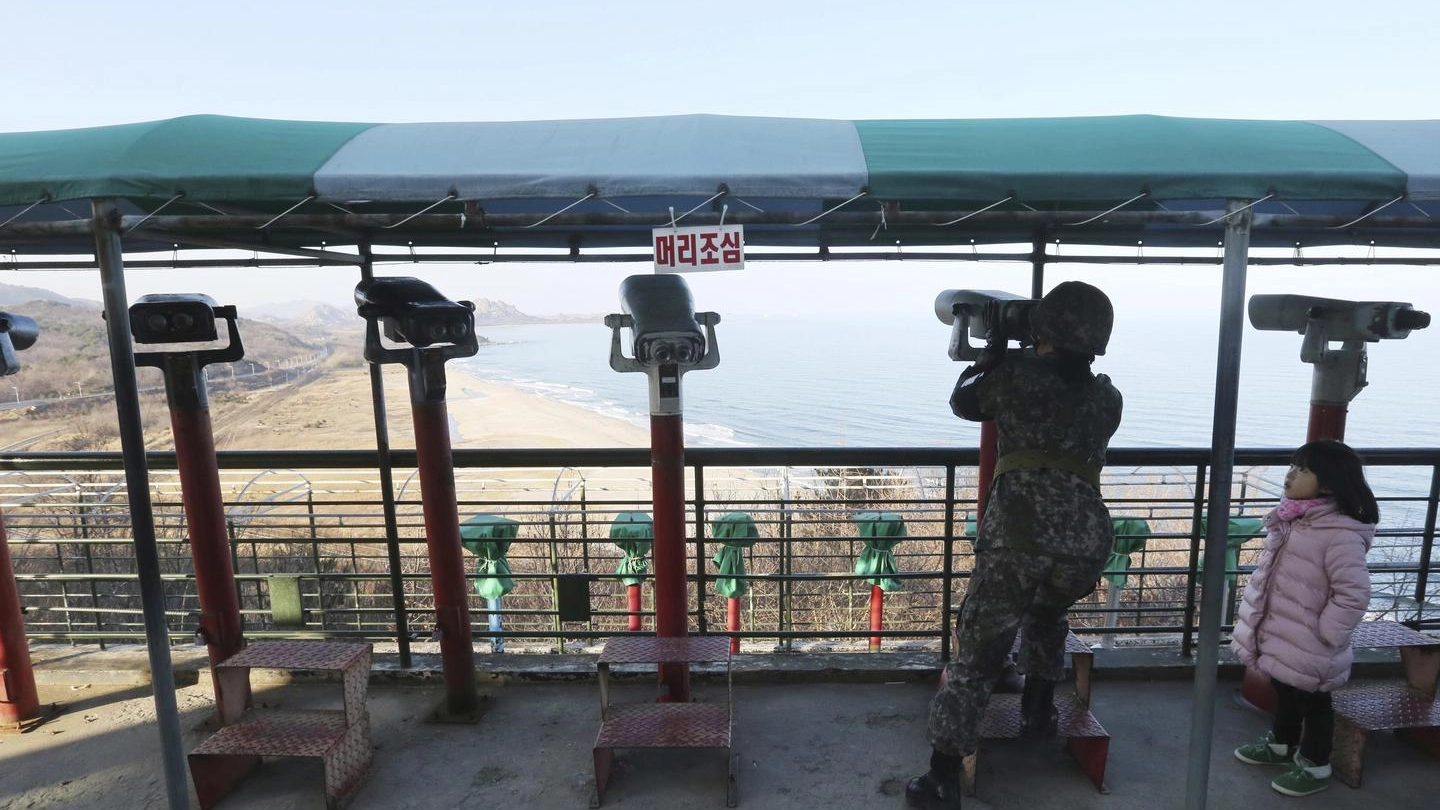 Al confine un soldato sudcoreano guarda il Nord Corea (Ansa)