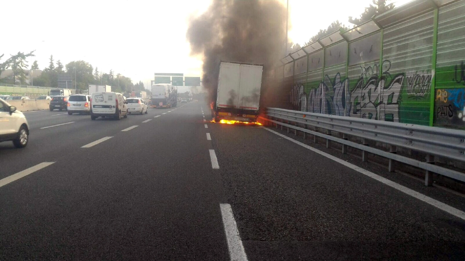 Un camion in fiamme