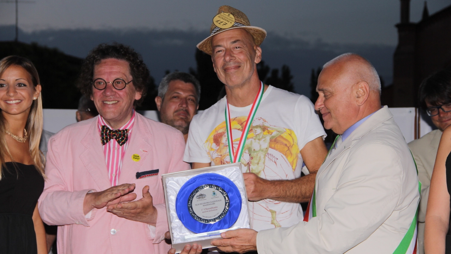 Andrea Mariano Bottoli premiato da Philippe Daverio e da Antonio Badolato, sindaco di Curtatone