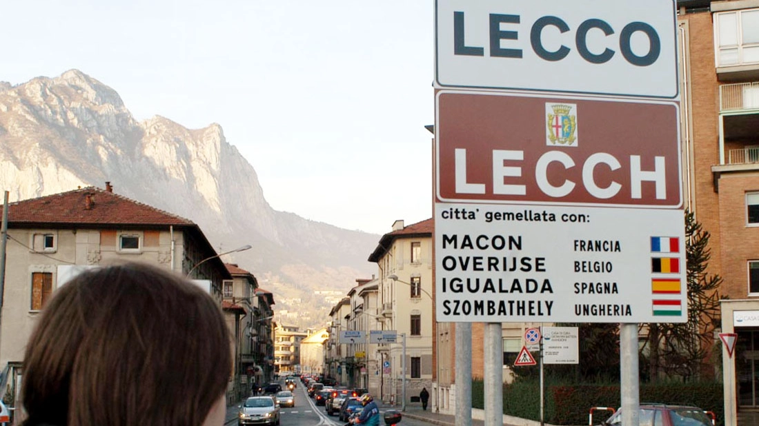 Un cartello bilingue a Lecco