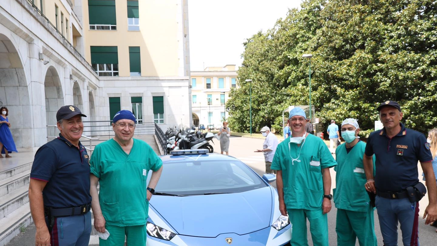 L'équipe medica consegna il rene alla squadra della polizia sulla Lamborghini Huracàn
