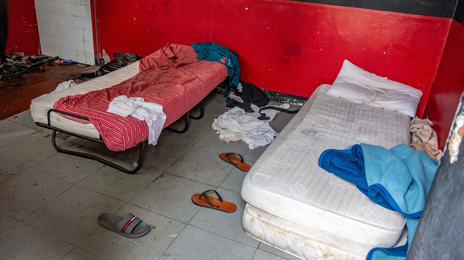 Gli interni dell'ex centro sportivo dove si è consumata la violenza