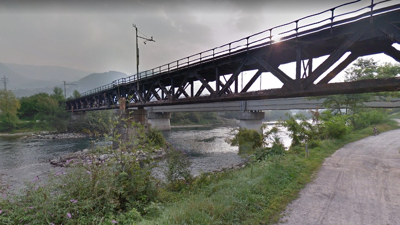 Il ponte pedonale di Calolziocorte (Archivio) Il ponte pedonale di Calolziocorte (Archivio)