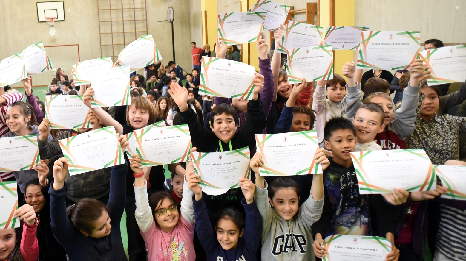 Consegna attestato cittadinanza simbolico ai bambini della scuola Marie Curie di Milano