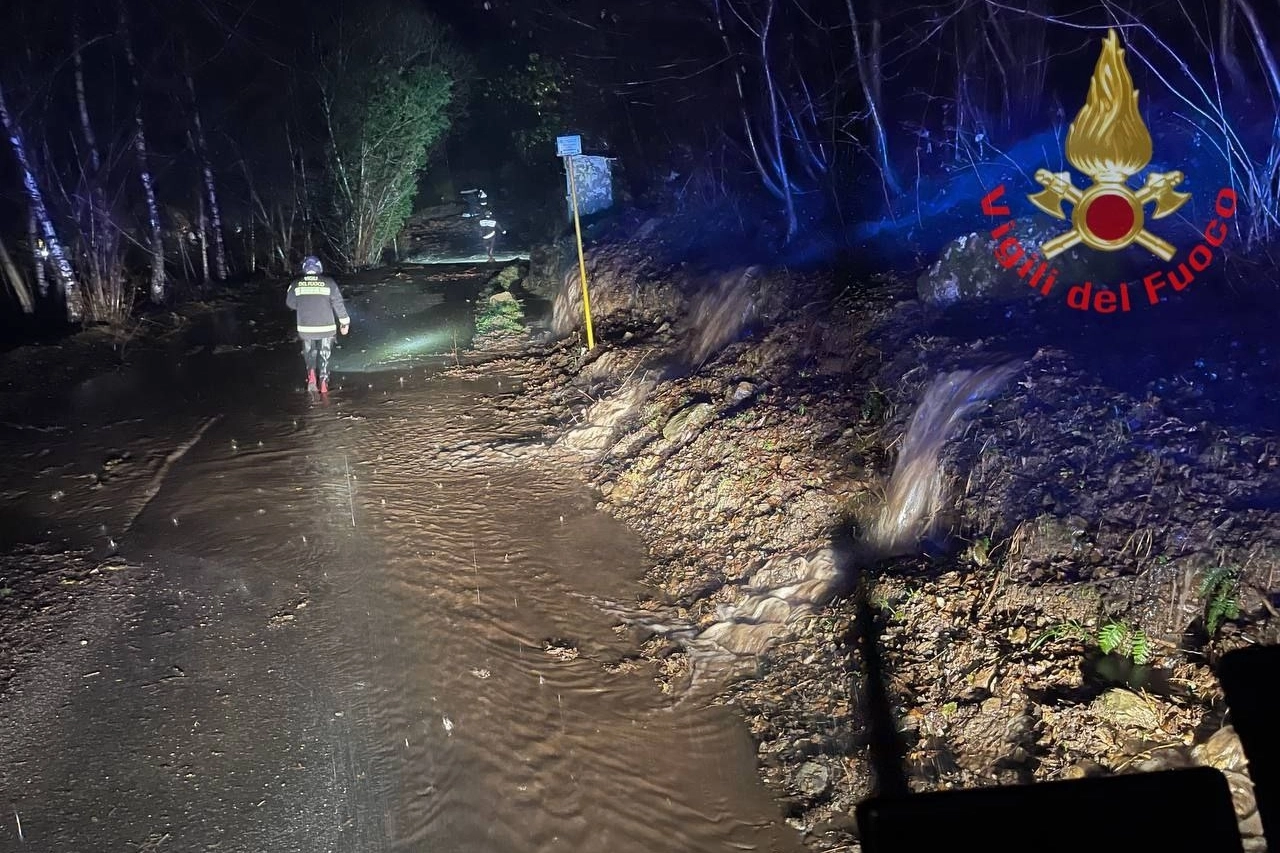 vigili del fuoco al lavoro nella notte