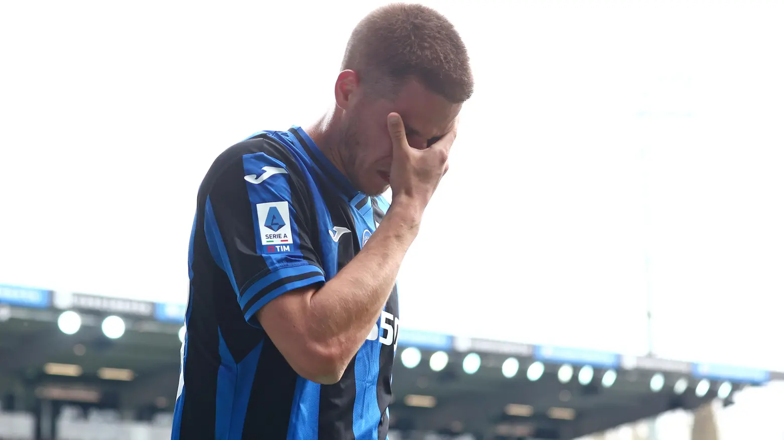 Mario Pasalic lascia il campo dopo essersi infortunato