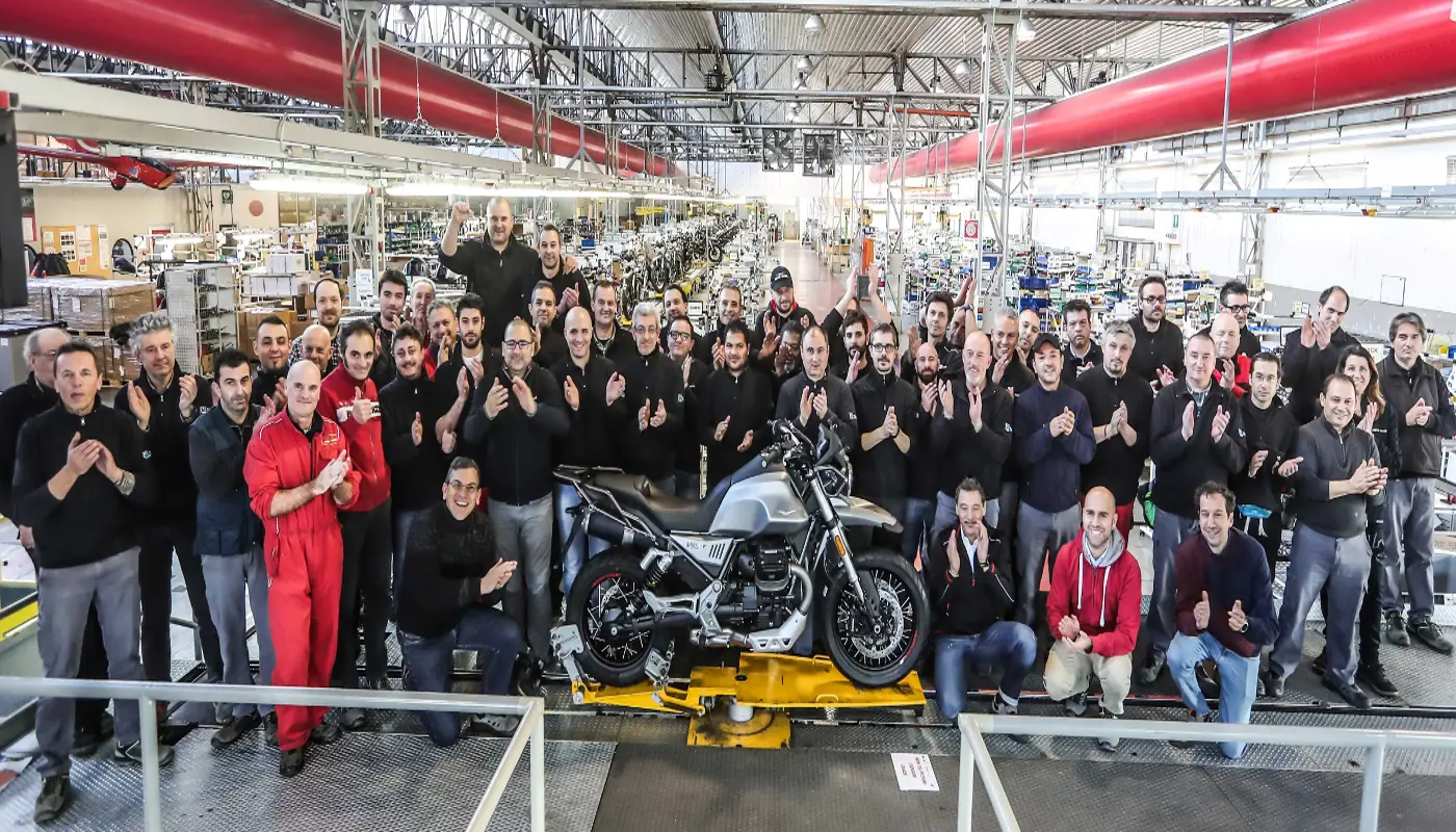 Ecco la nuova Moto Guzzi V85TT, l'ultima nata negli stabilmenti dell'Aquila di Mandello