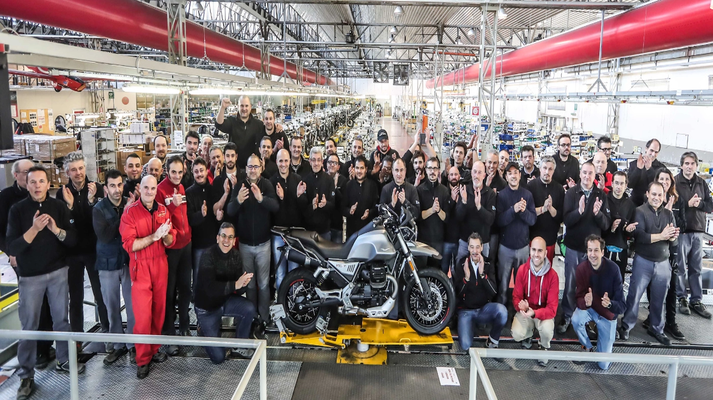 La prima Moto Guzzi V85 TT prodotta negli stabilimenti di Mandello
