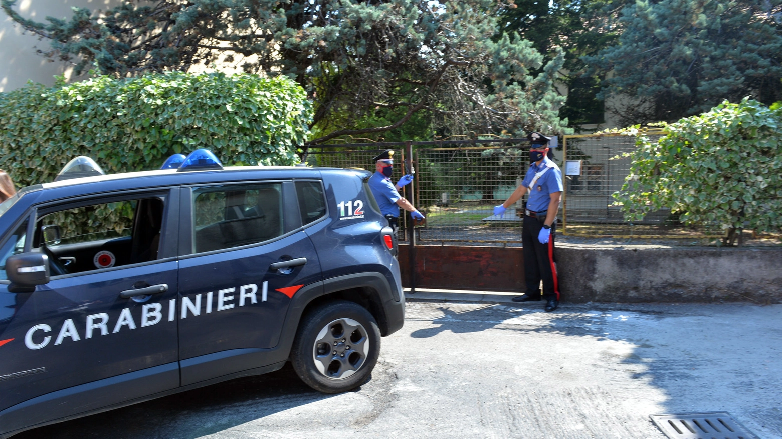 I carabinieri a Saltrio, dove Gualtieri ha ucciso la figlia e si è tolto la vita