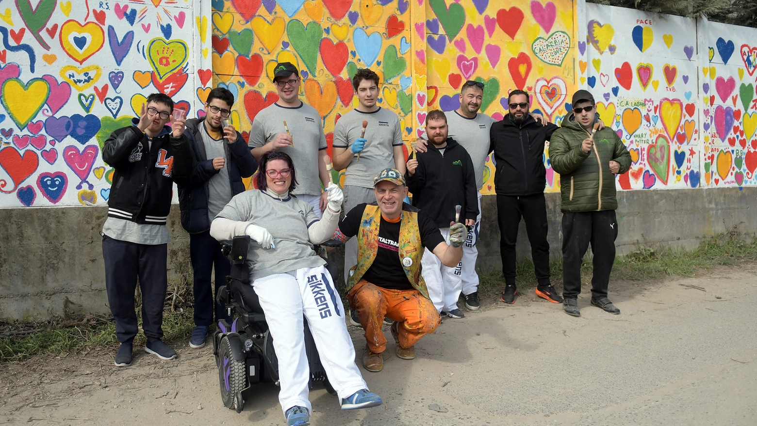 Il murale di solidarietà ai disabili con i cuori