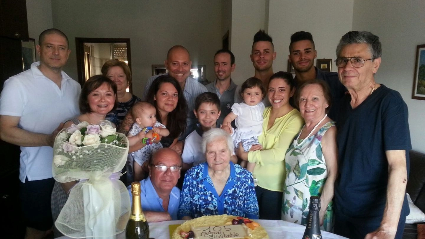 Nonna Giovanna circondata dai parenti