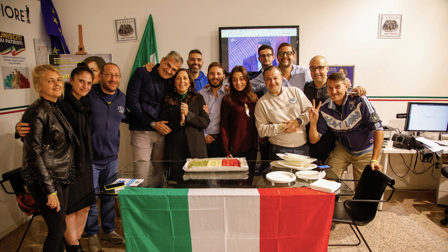Isabella Rauti festeggia con il gruppo di Fratelli d'Italia