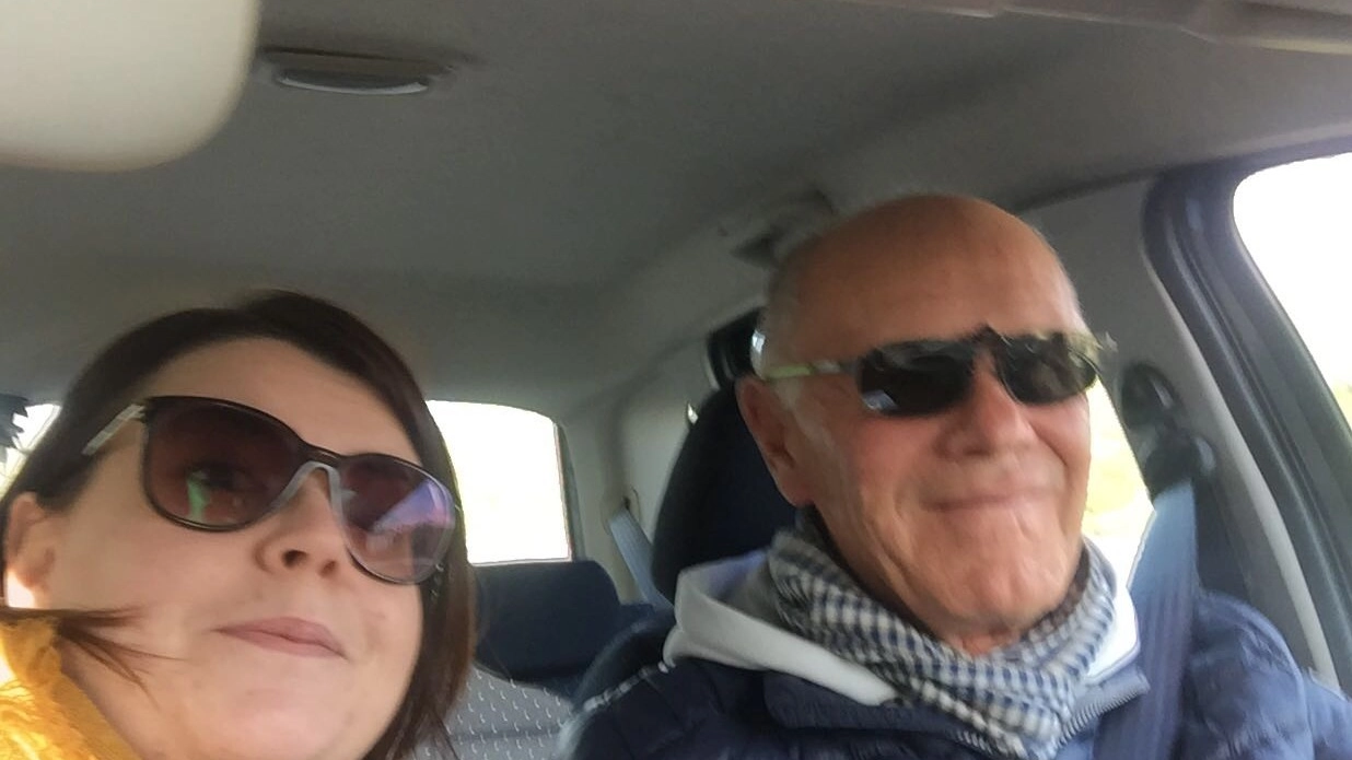 Simona Baronchelli con il padre Luigi durante il recente viaggio a Roma nel quale la donna ha sostenuto con successo l’esame scritto per entrare come ricercatrice nei laboratori del Cnr
