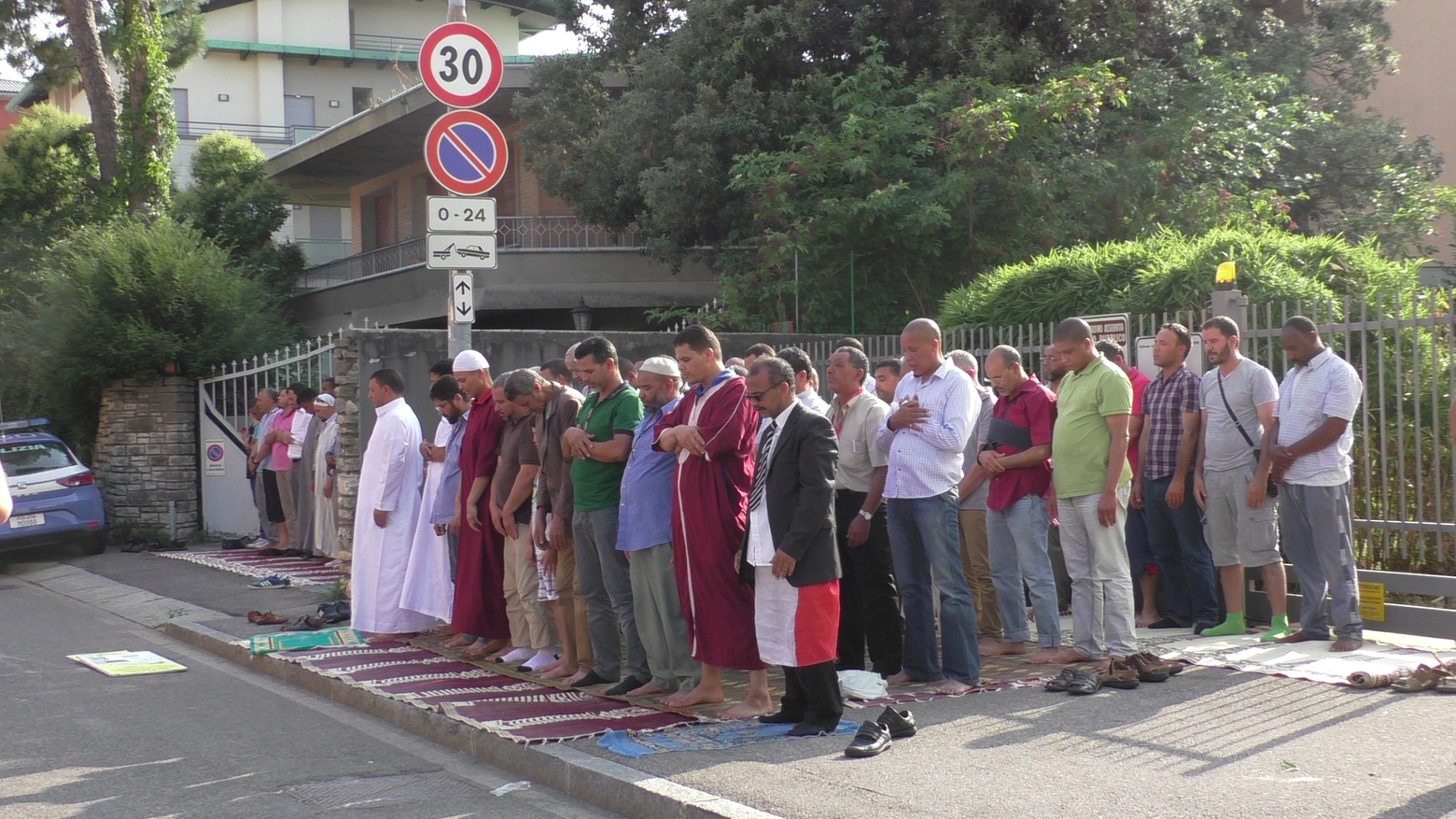 Musulmani in preghiera in via Cenisio