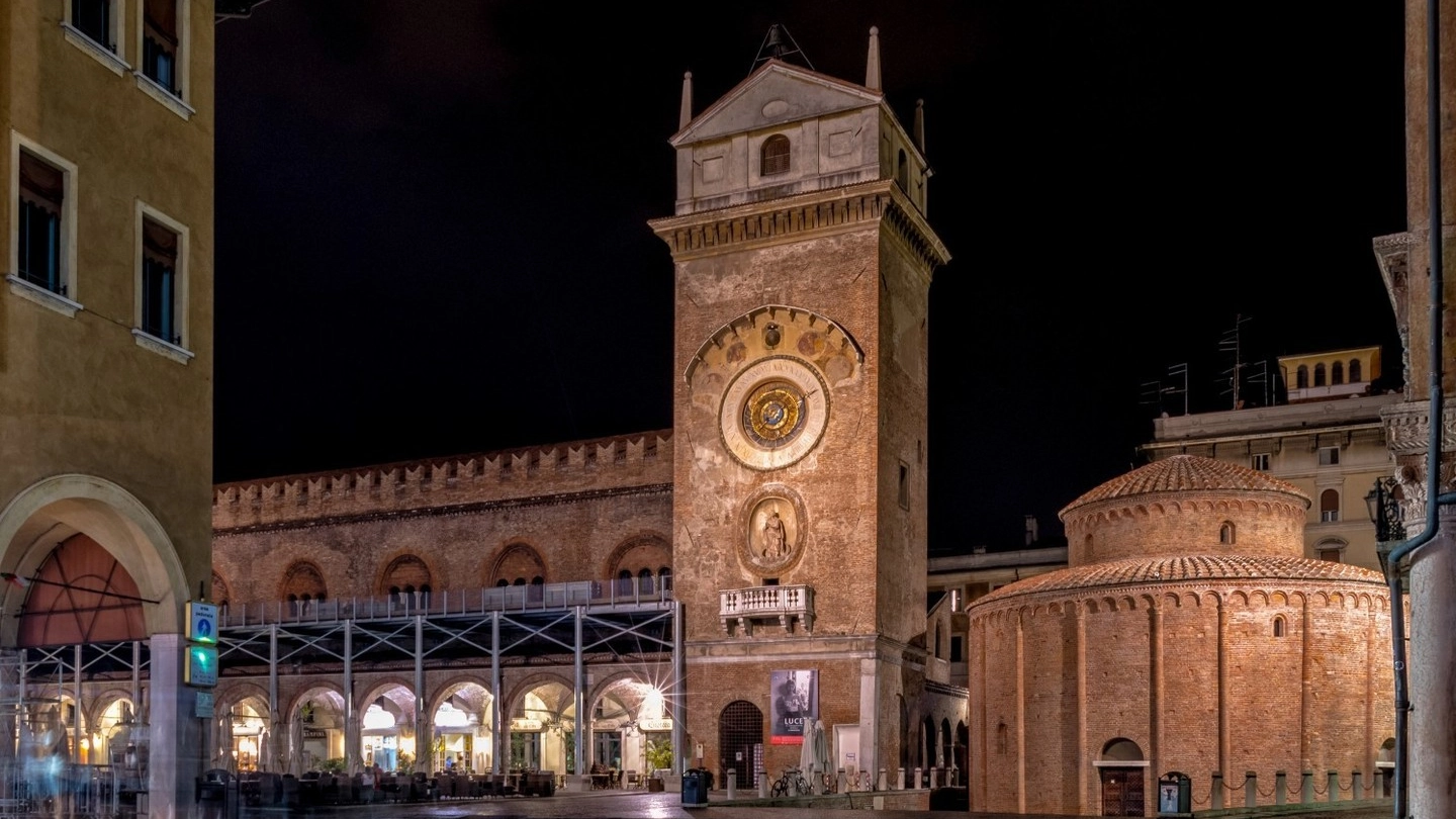 La torre dell'orologio astronomico di piazza Erbe