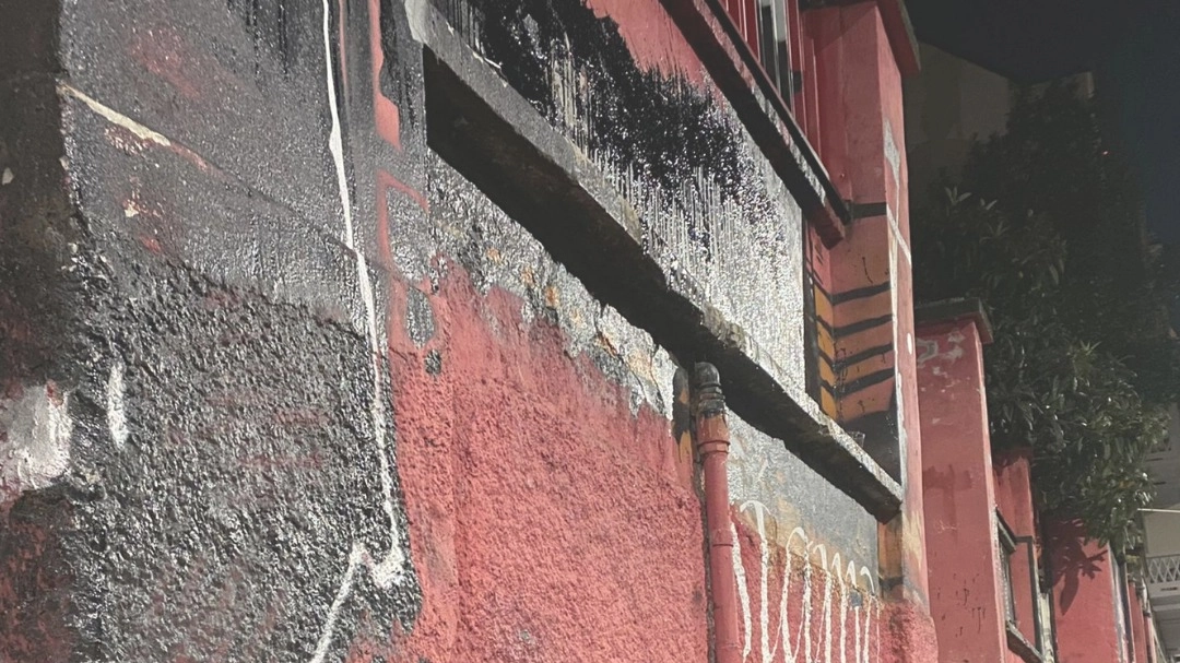 Il muro imbrattato del centro sociale Lambretta (foto dal profilo Facebook Lambretta)