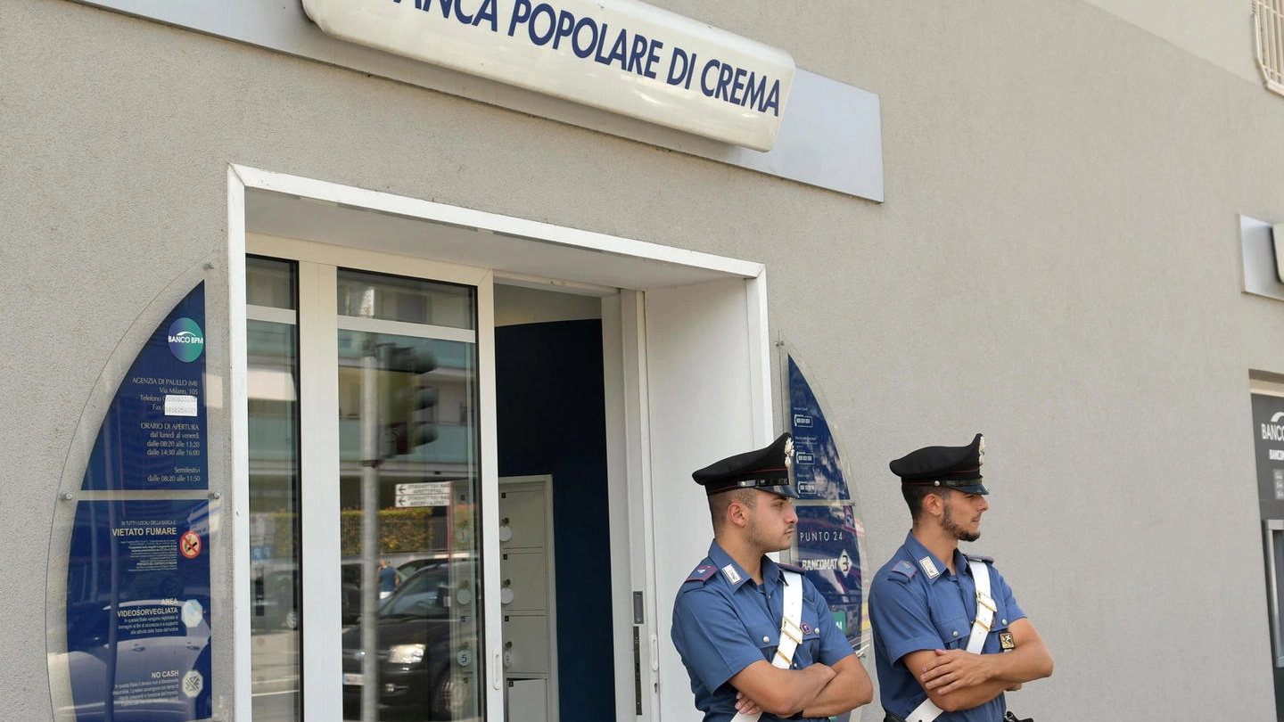 I carabinieri davanti all’agenzia della banca presa di mira dalla banda