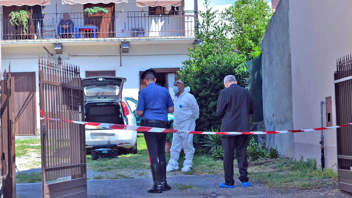 Carabinieri e magistratura sul luogo del delitto a Jerago con Orago