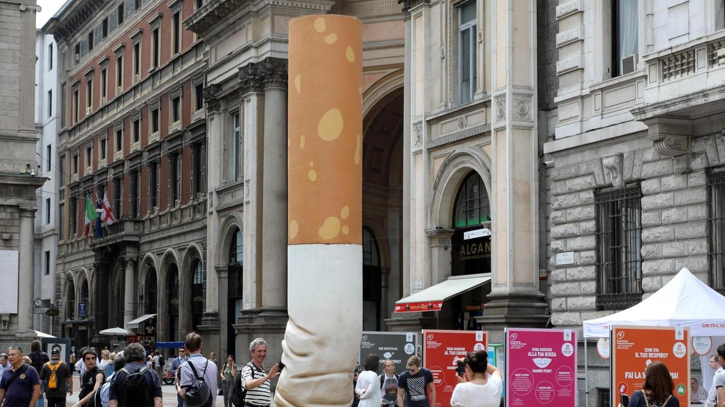 La maxi sigaretta che l’anno scorso fu installata in piazza della Scala a Milano per dire no al tabacco