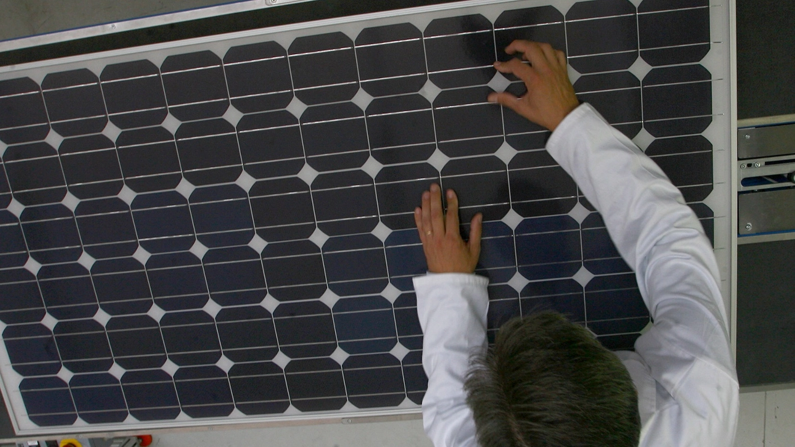 Un addetto alla produzione di pannelli solari