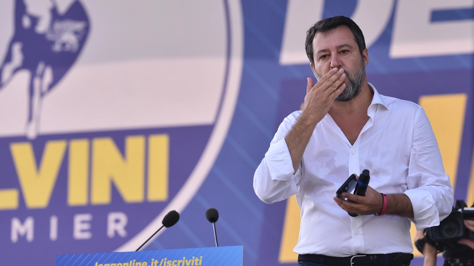 Attesa e mugugni per l’intervento della leader nazionalista francese, che parlerà prima delle conclusioni di Salvini. Sul palco lo slogan 'A difesa delle libertà’. Chi lotta vince in Italia e in Europa’