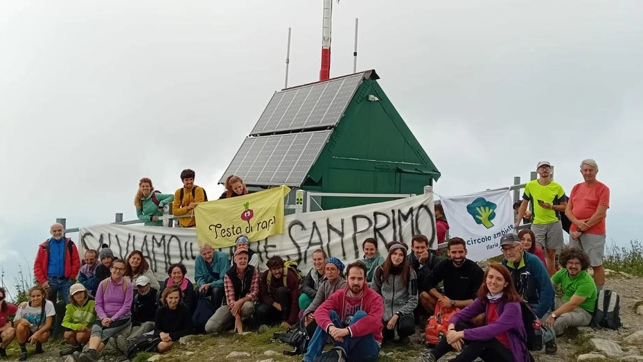 Gli attivisti protestano sulla cima del monte San Primo