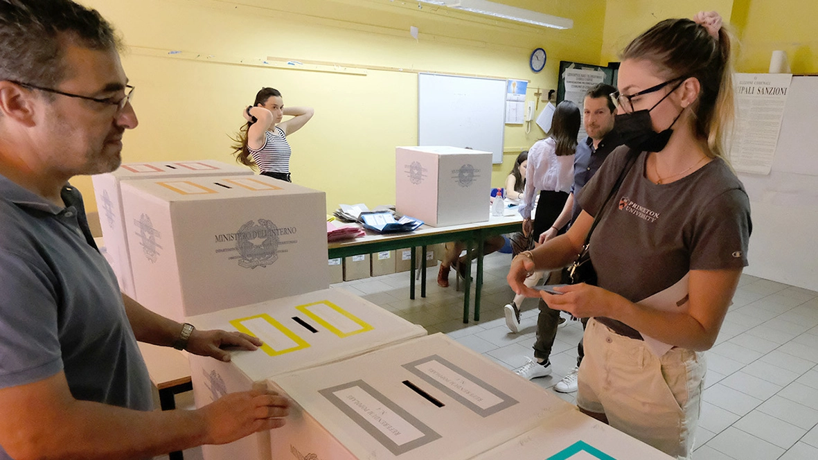 Oggi in otto Comuni gli elettori oltre alle schede dei cinque referendum riceveranno quella per scegliere i nuovi amministratori