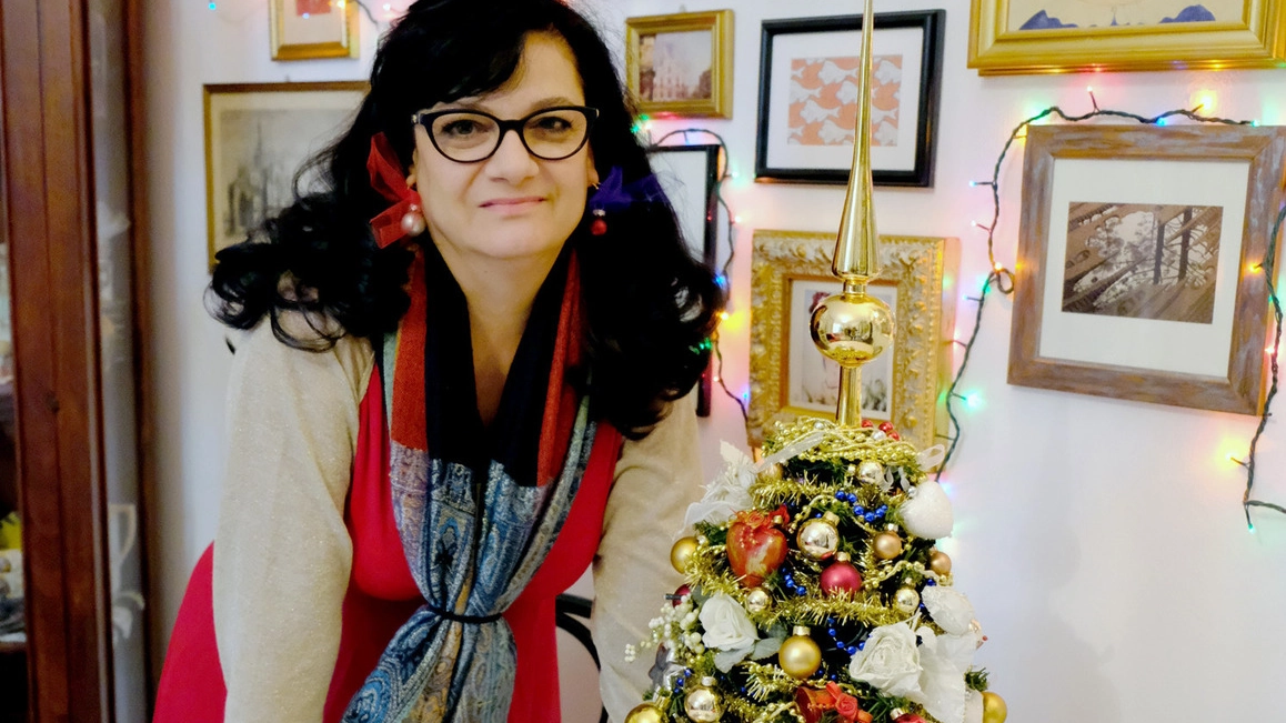 Stefania Bonaventura alle prese con alberelli pacchetti regalo e fiocchi colorati nella sua abitazione di Cesano Il marito Gianluca dice di lei: «Riesce a decorare con eleganza anche con oggetti di riciclo»