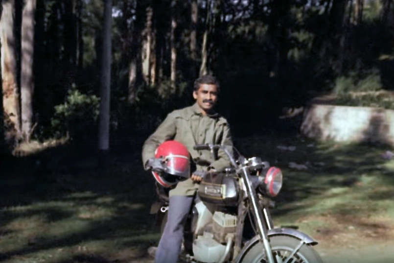 Jagadish Vasudev da giovane con una delle sue prime moto