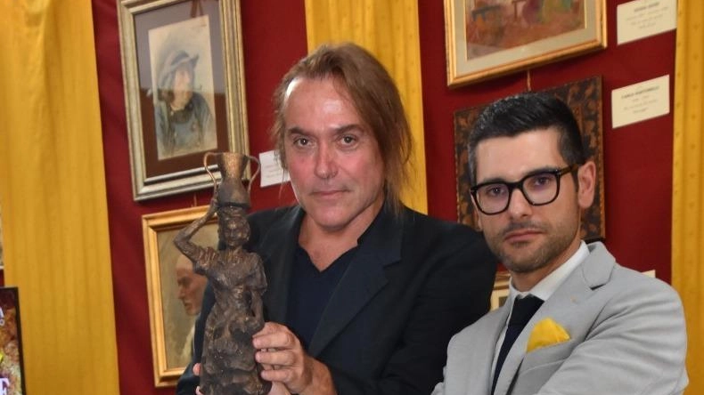 Nuovo incarico allo scultore. La creatività di De Paolicolleziona un altro successo Nuovo incarico allo scultore. La creatività di De Paolicolleziona un altro successo