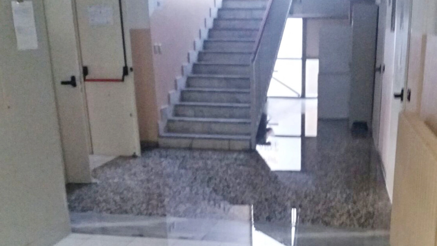I corridoi e le scale coperte da due centimetri d’acqua