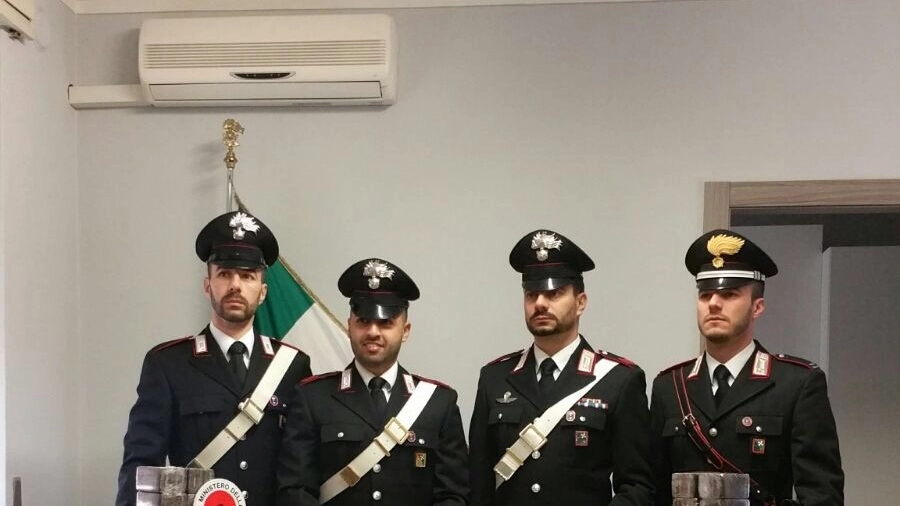i carabinieri di Orzinuovi con la droga sequetrata