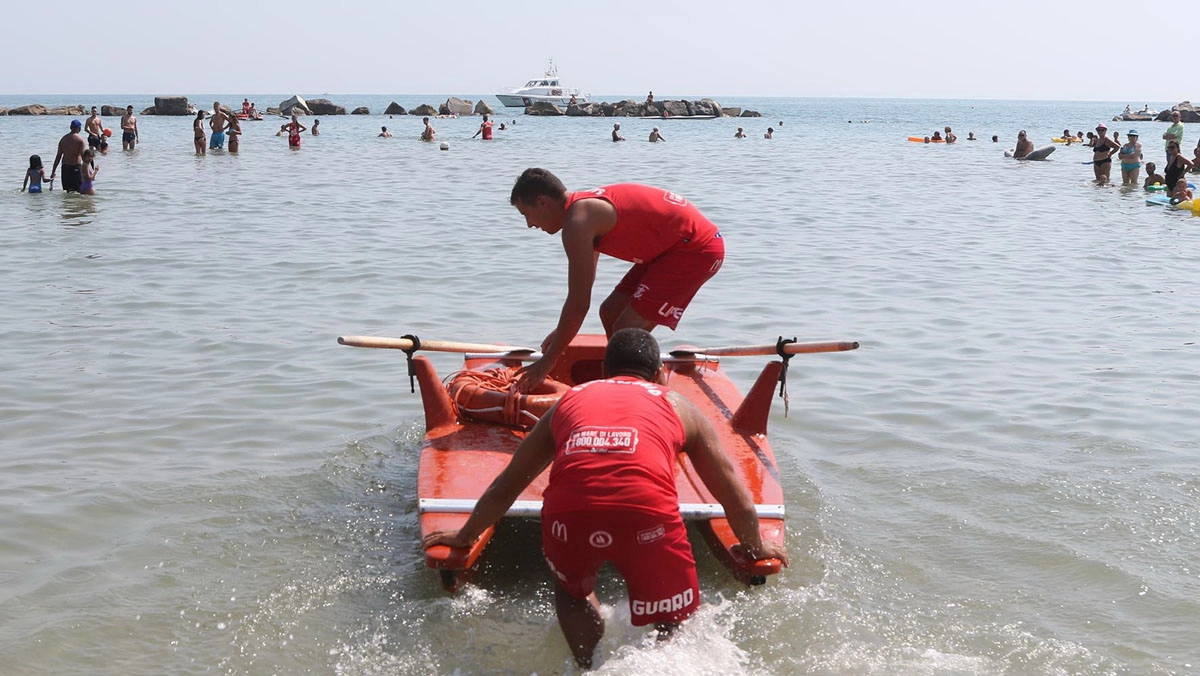 Bagnini in azione a Rimini