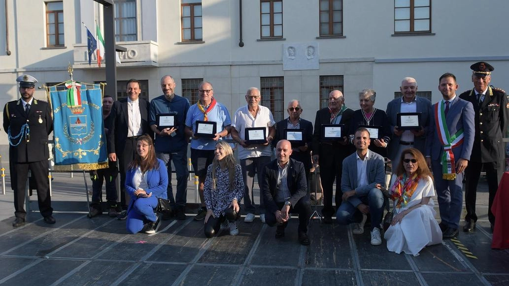 Dagli infaticabili volontari ai negozi storici. Pioggia di premi per i cittadini benemeriti Dagli infaticabili volontari ai negozi storici. Pioggia di premi per i cittadini benemeriti