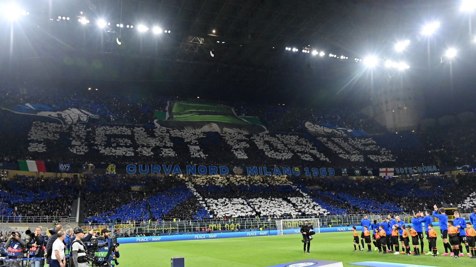 La curva nord interista nei quarti di finale con il Benfica