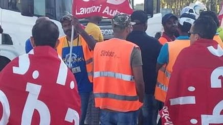 Pause, livelli e ticket: alla Sda scioperano i lavoratori Sì Cobas Pause, livelli e ticket: alla Sda scioperano i lavoratori Sì Cobas