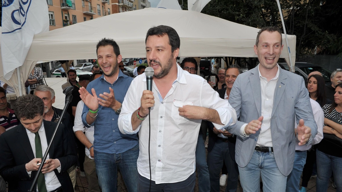 Matteo Salvini in piazza tra i militanti leghisti e del centrodestra