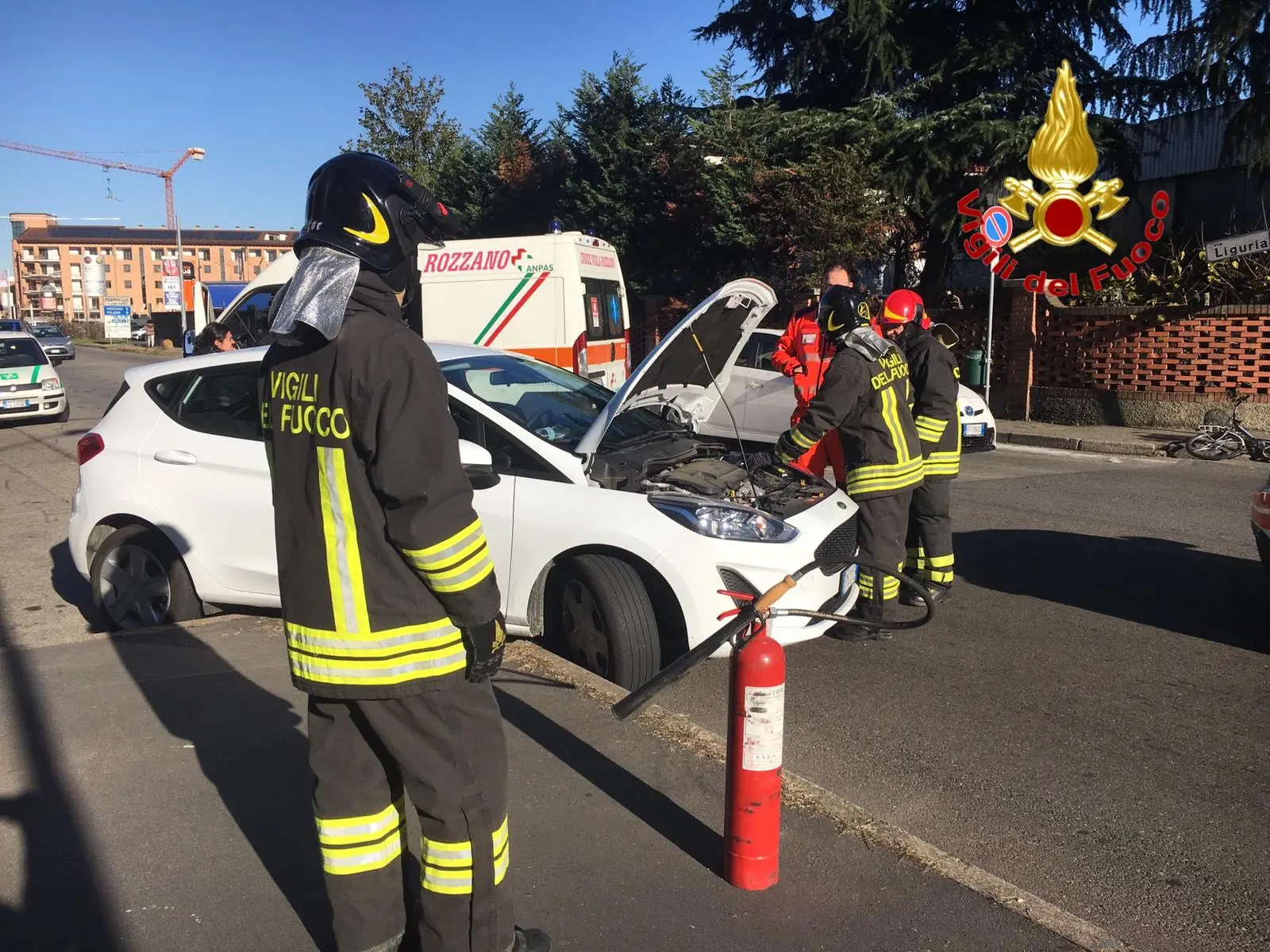 Pieve Emanuele, auto investe pedone: donna grave / FOTO
